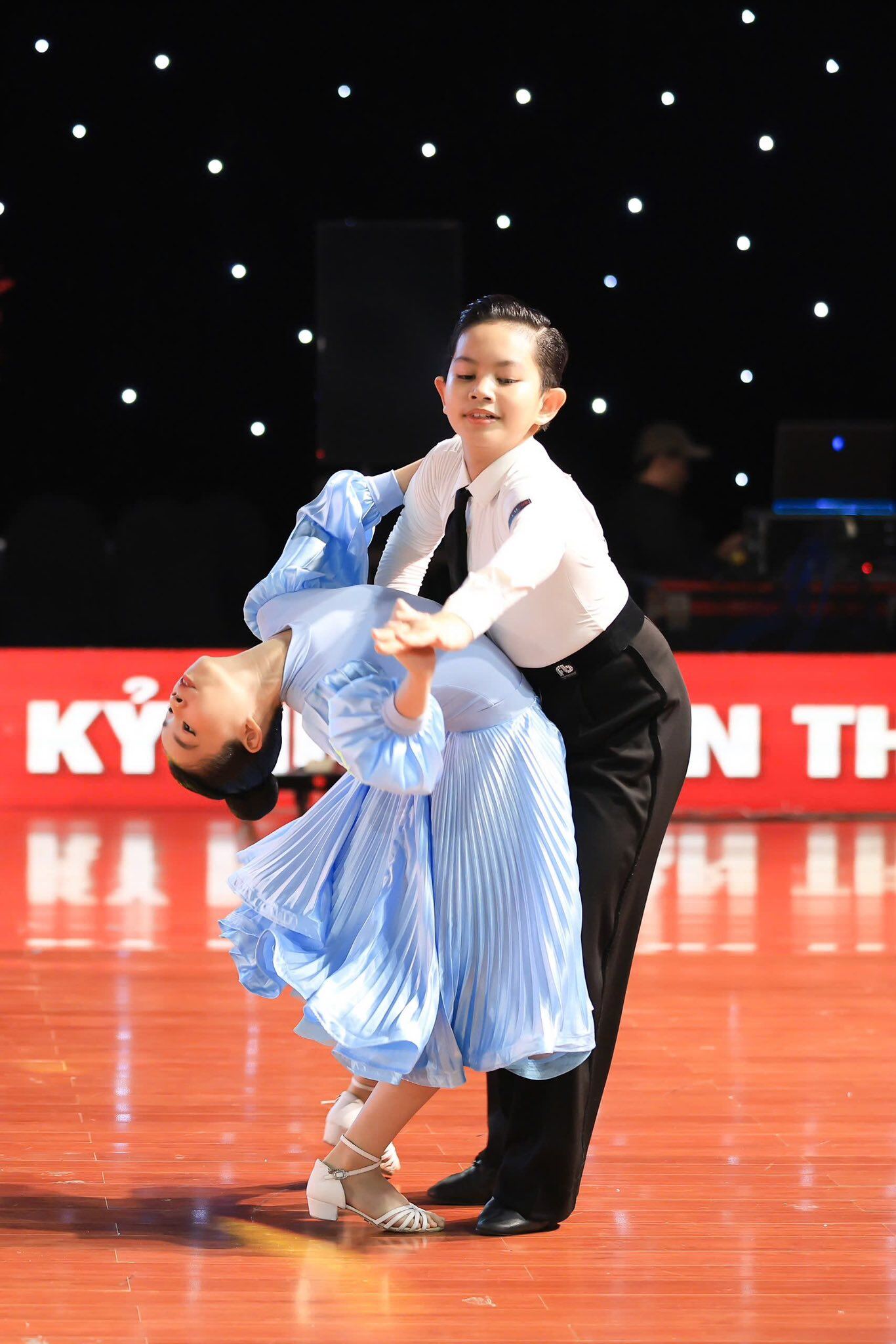 Con trai của Khánh Thi và Phan Hiển được khán giả yêu mến gọi là “thần đồng dancesport”.