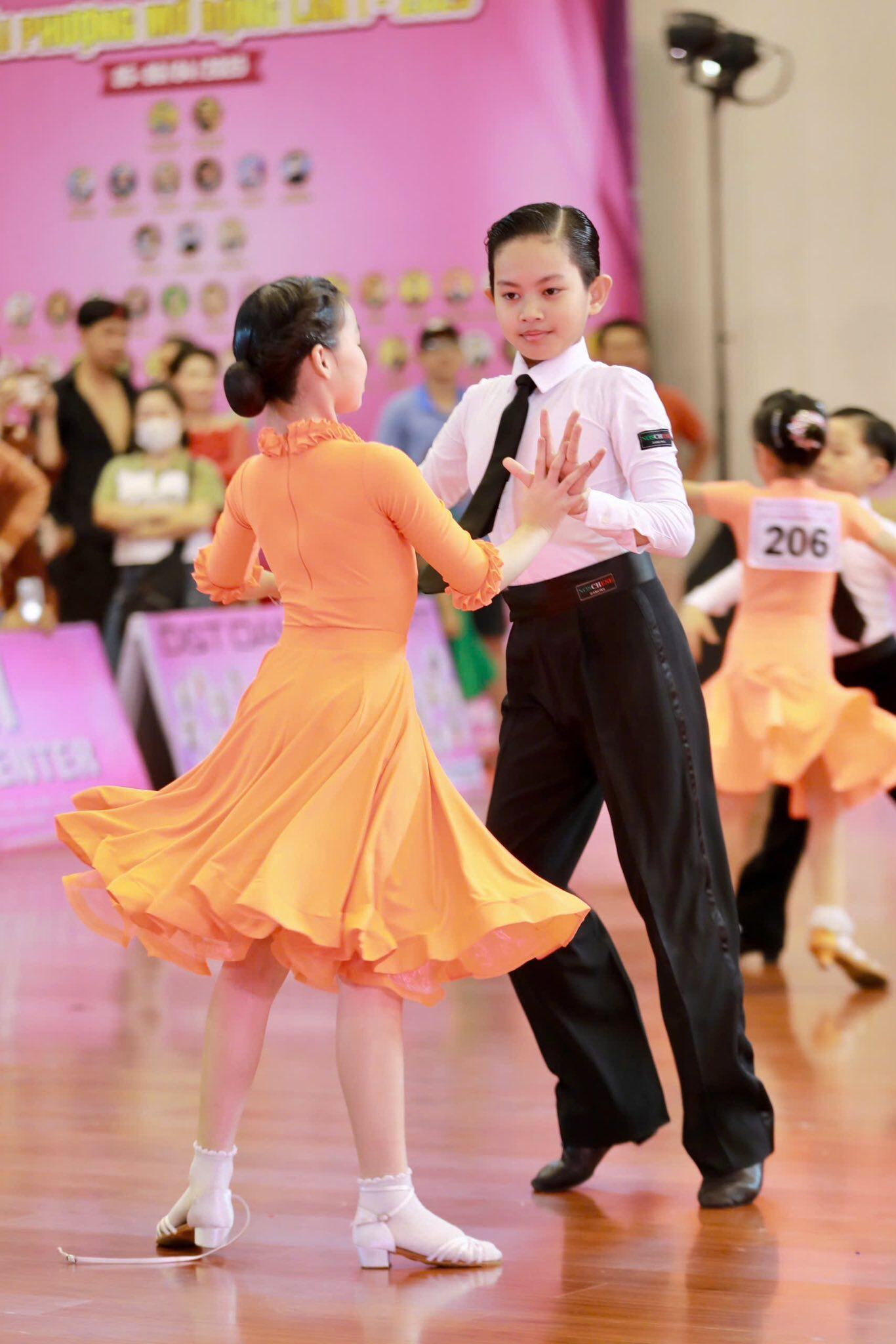 Con trai Khánh Thi mang sách vở theo học khi thi dancesport quốc tế, 2 lần vô địch thế giới vẫn ngoan ngoãn phụ mẹ chăm em - 7
