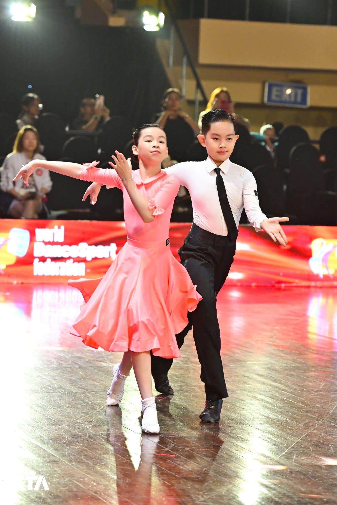 Con trai Khánh Thi mang sách vở theo học khi thi dancesport quốc tế, 2 lần vô địch thế giới vẫn ngoan ngoãn phụ mẹ chăm em - 8