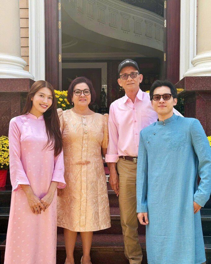 Người đẹp 9X được lòng gia đình chồng thiếu gia, thân thiết với bố mẹ chồng.