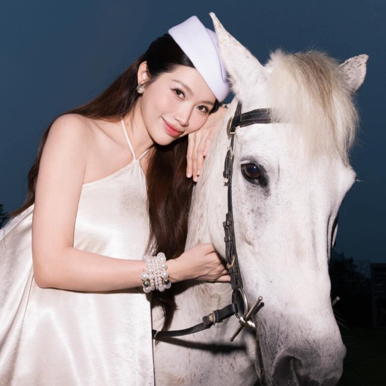 Nhan sắc xinh đẹp của Á hậu Chế Nguyễn Quỳnh Châu khi mang thai con đầu lòng.