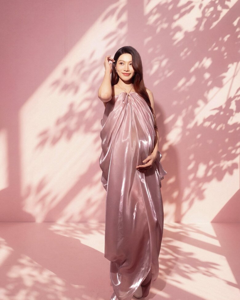 Người đẹp có gu ăn mặc tinh tế, tôn lên sắc vóc rạng rỡ, trẻ trung.