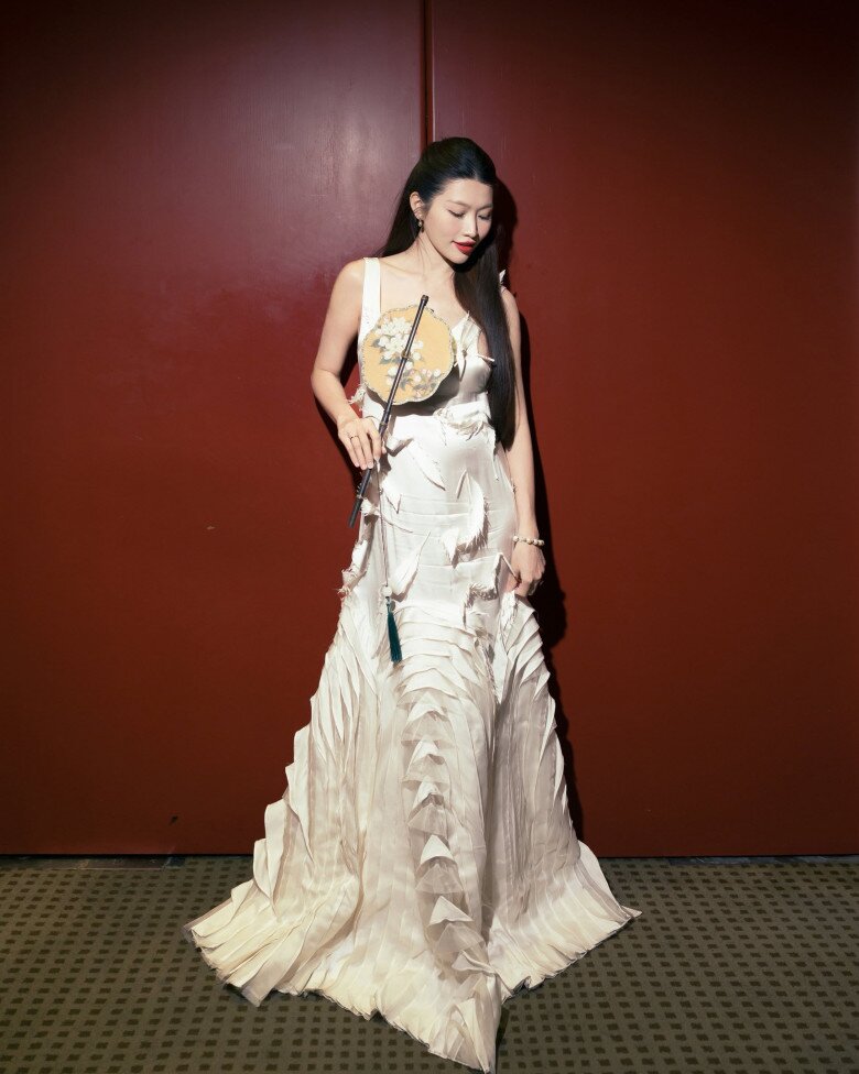 Chế Nguyễn Quỳnh Châu là nàng hậu đa tài của làng giải trí Việt.