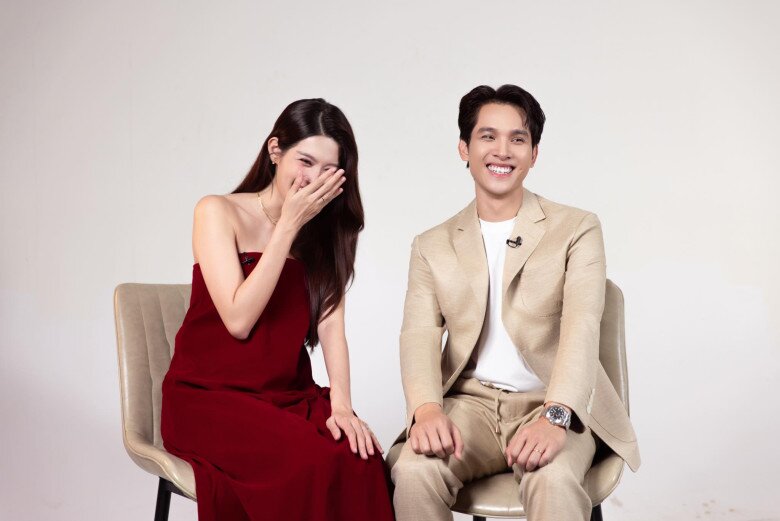 Vợ chồng Chế Nguyễn Quỳnh Châu và Ngọc Phát được nhận xét chuẩn cặp đôi trai tài gái sắc.