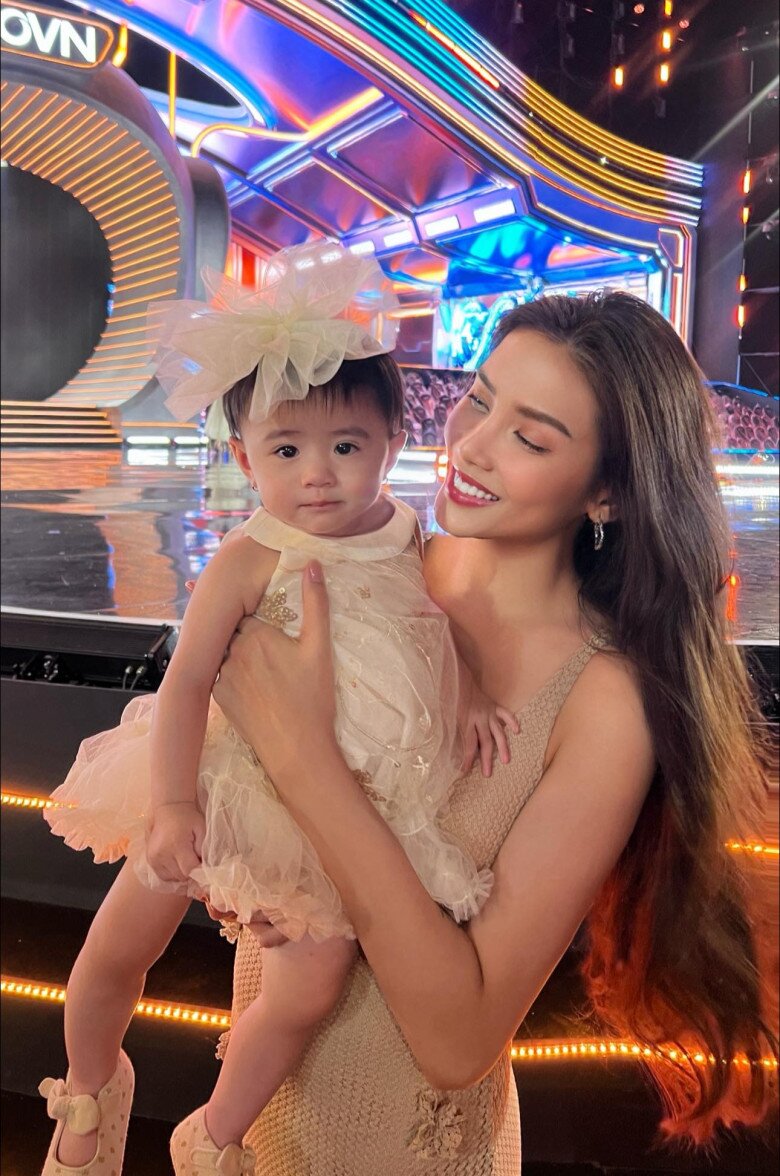Võ Hoàng Yến sớm tái xuất làng giải trí sau khi sinh con gái đầu lòng.