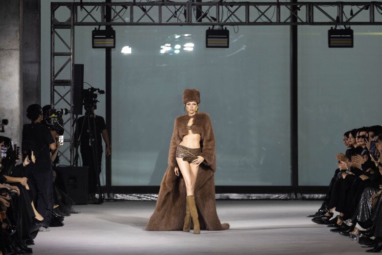 Sau khi sinh con, Võ Hoàng Yến vẫn giữ được vị thế trên sàn diễn thời trang.