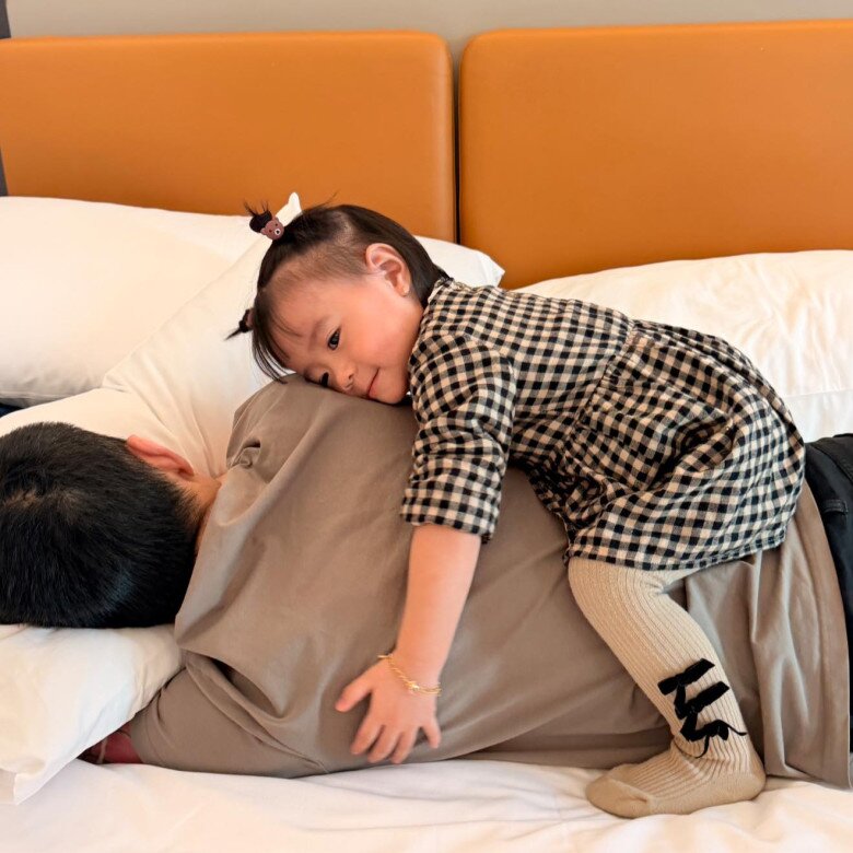 Ông xã Võ Hoàng Yến luôn tôn trọng cách nuôi con của nữ siêu mẫu.