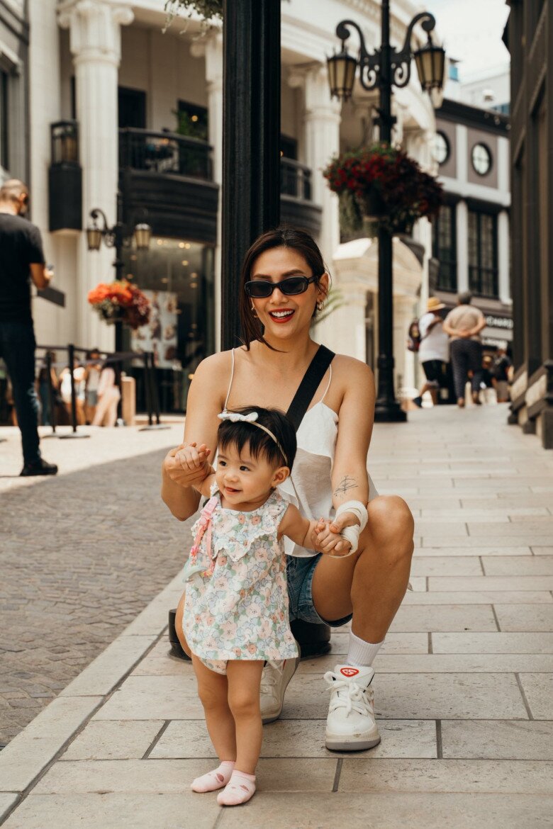 Khi có thời gian rảnh, Võ Hoàng Yến sẽ đưa ái nữ về Mỹ thăm gia đình nội.