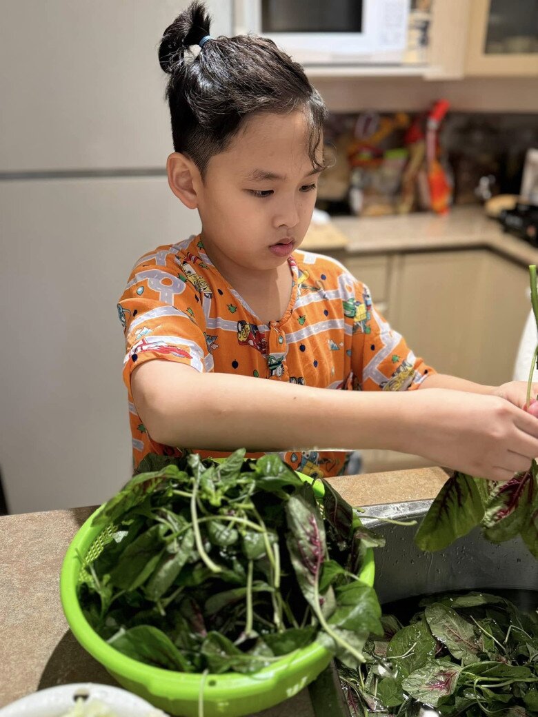 Noah càng lớn càng điển trai, hiểu chuyện và biết phụ giúp mẹ.