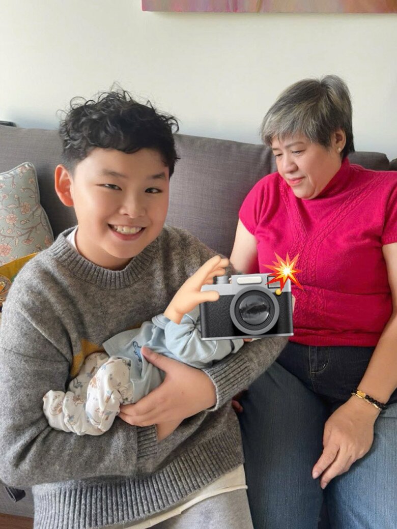 Bé Noah yêu thương, chăm sóc em trai chung nửa huyết thống.