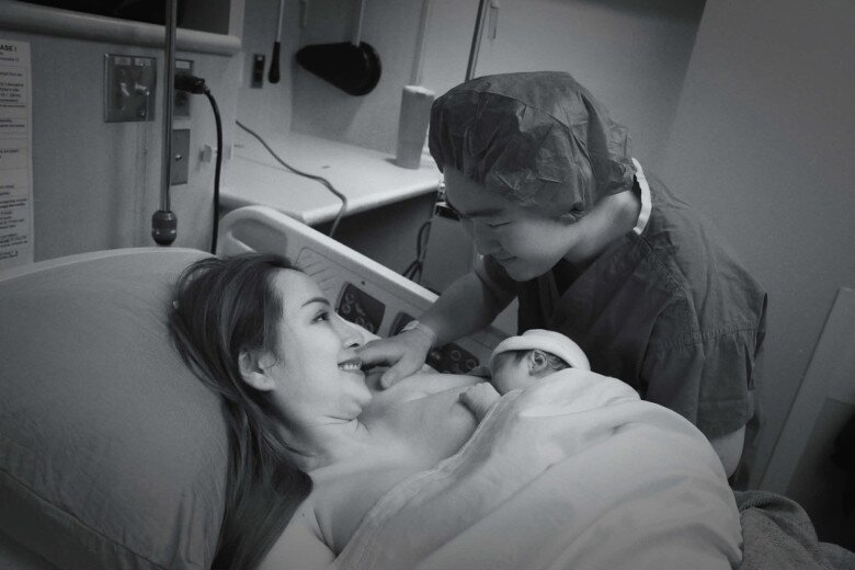 Vợ chồng Diễm Hương xúc động trong khoảnh khắc đón thiên thần nhỏ chào đời.