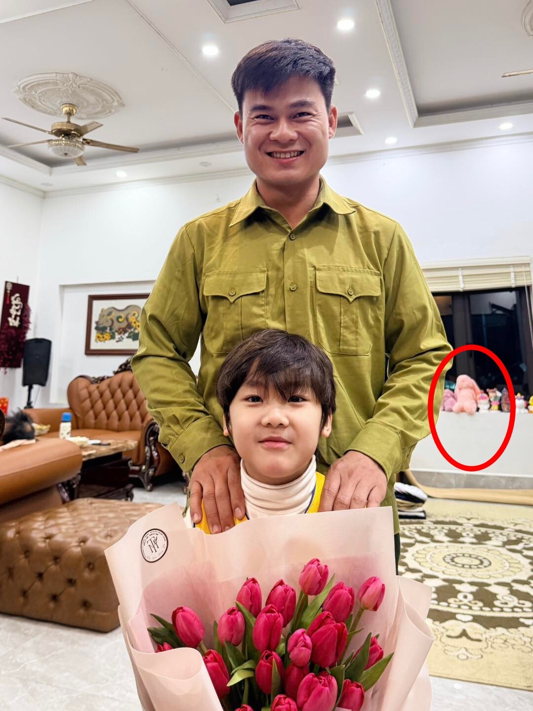 Khán giả soi được một số chi tiết cho thấy có bé gái sinh hoạt tại nhà Hòa Minzy.