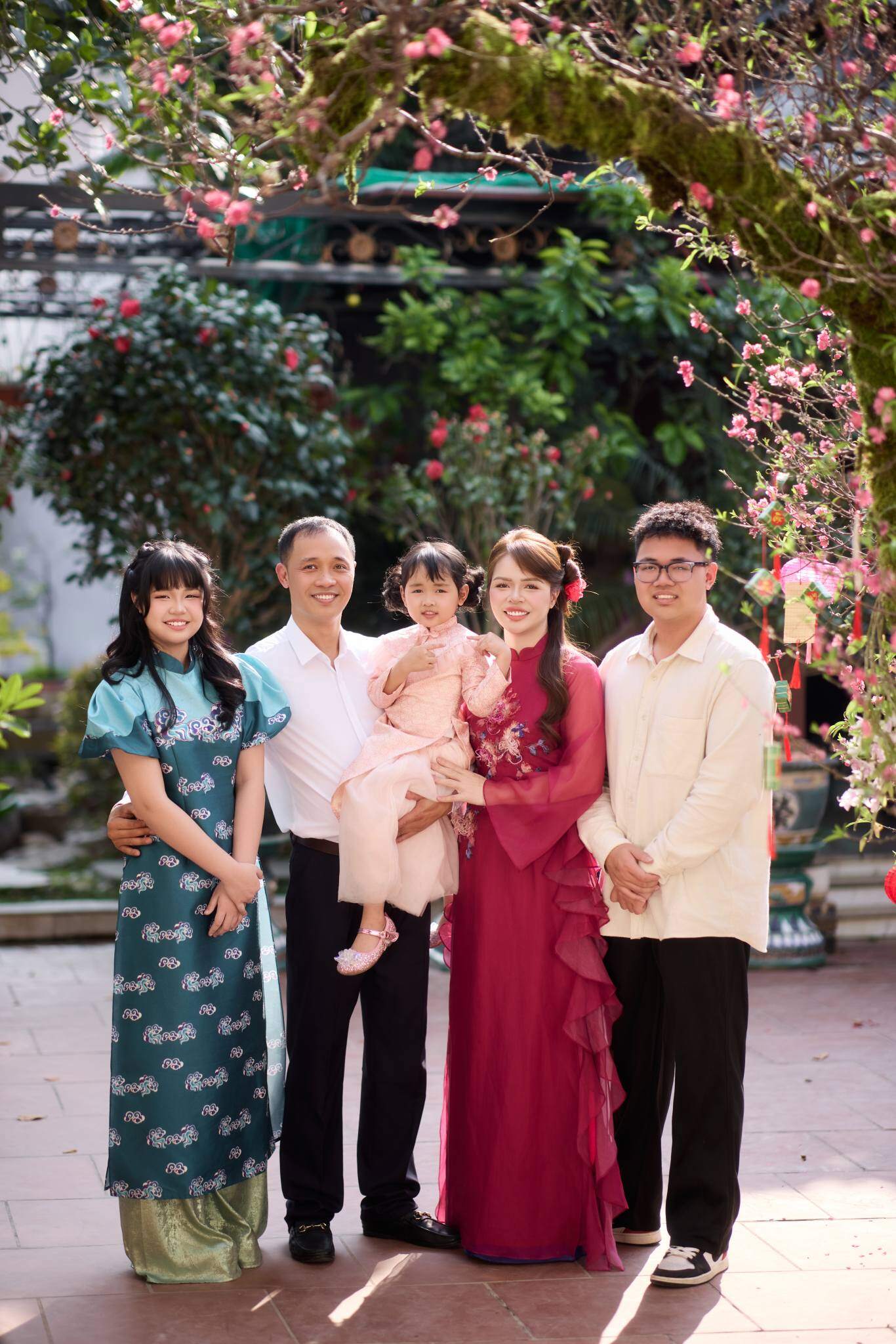 Gia đình hạnh phúc của chị gái ruột Hòa Minzy tại quê nhà.