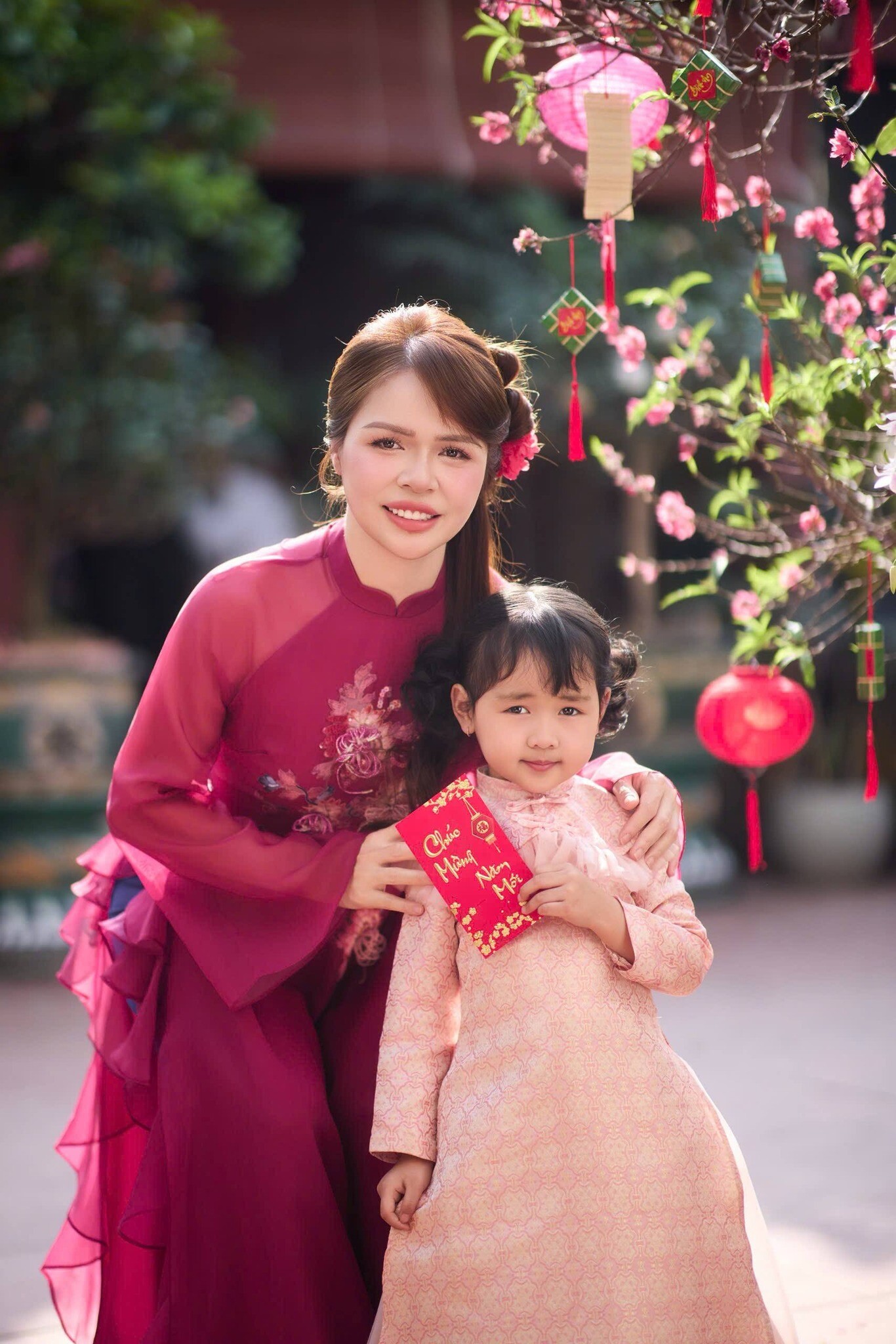 Bé Mít có tính cách khá giống Hòa Minzy, có ngoại hình cực đáng yêu.