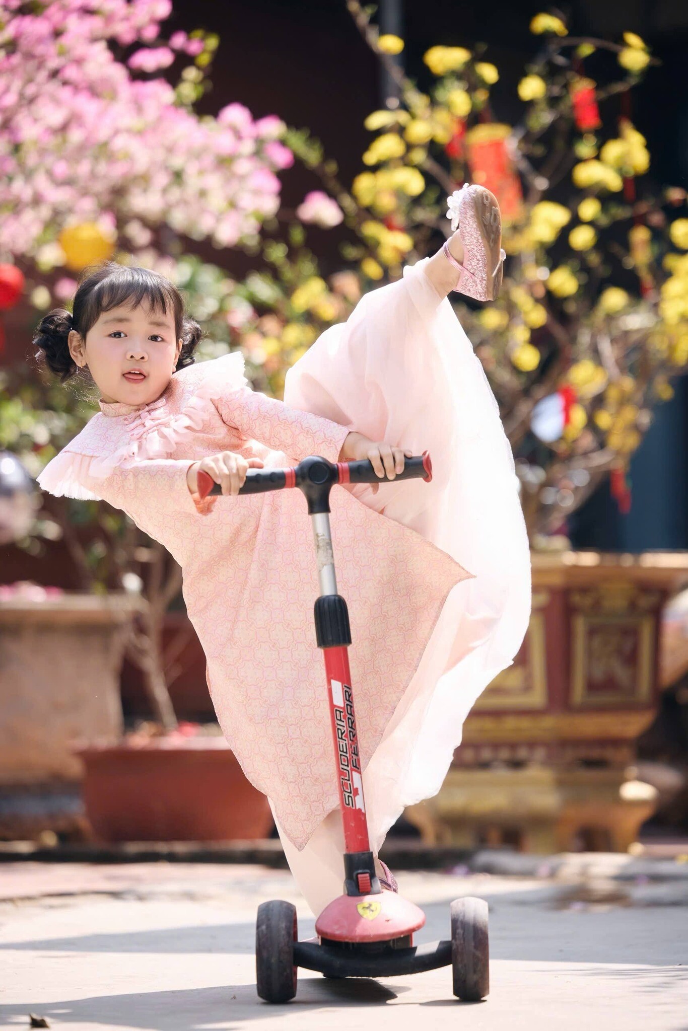 Bé gái được đồn là con của Hòa Minzy thực chất là cháu ruột của nữ ca sĩ.