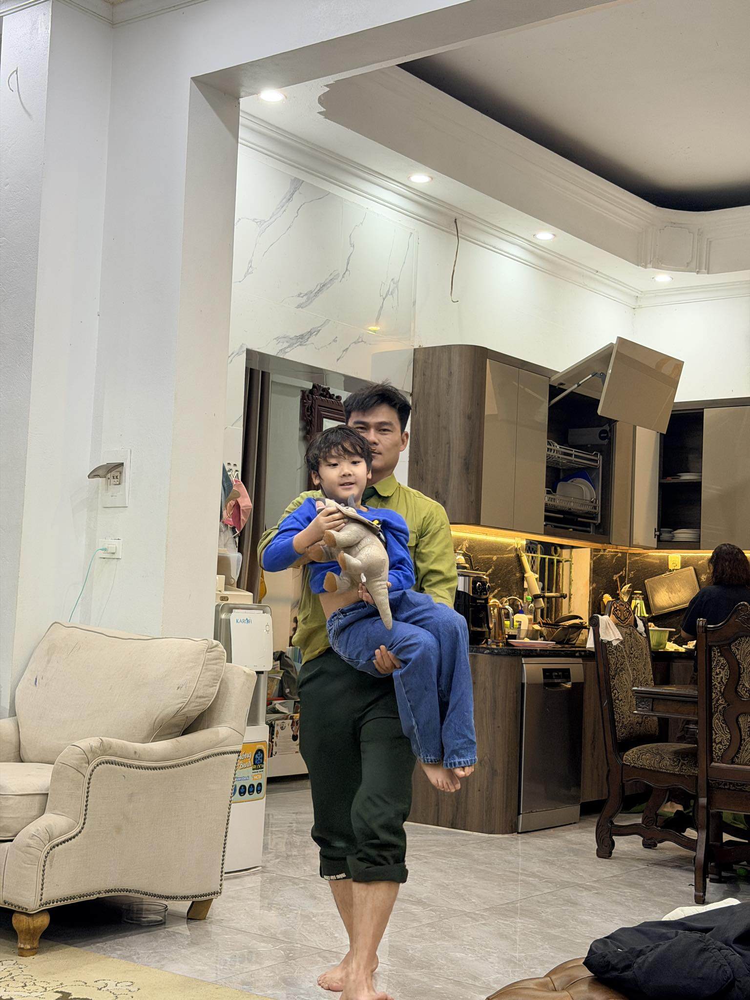 Nữ ca sĩ cho biết Đại úy Thăng Văn Cương tự tay tắm rửa, chăm sóc cho bé Bo.