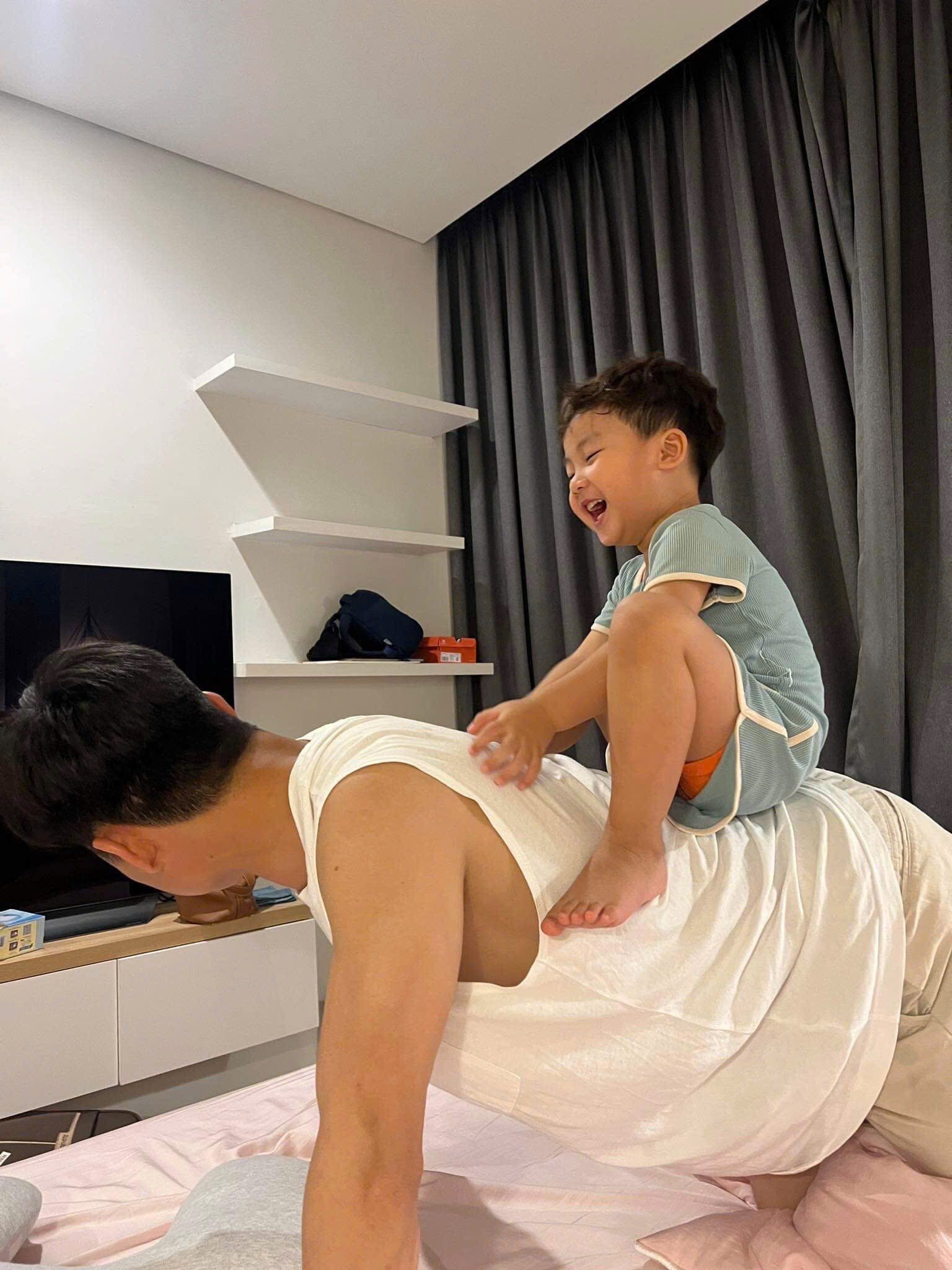 Khoảnh khắc thân thiết của bé Bo và Đại úy Thăng Văn Cương “gây sốt” mạng xã hội.