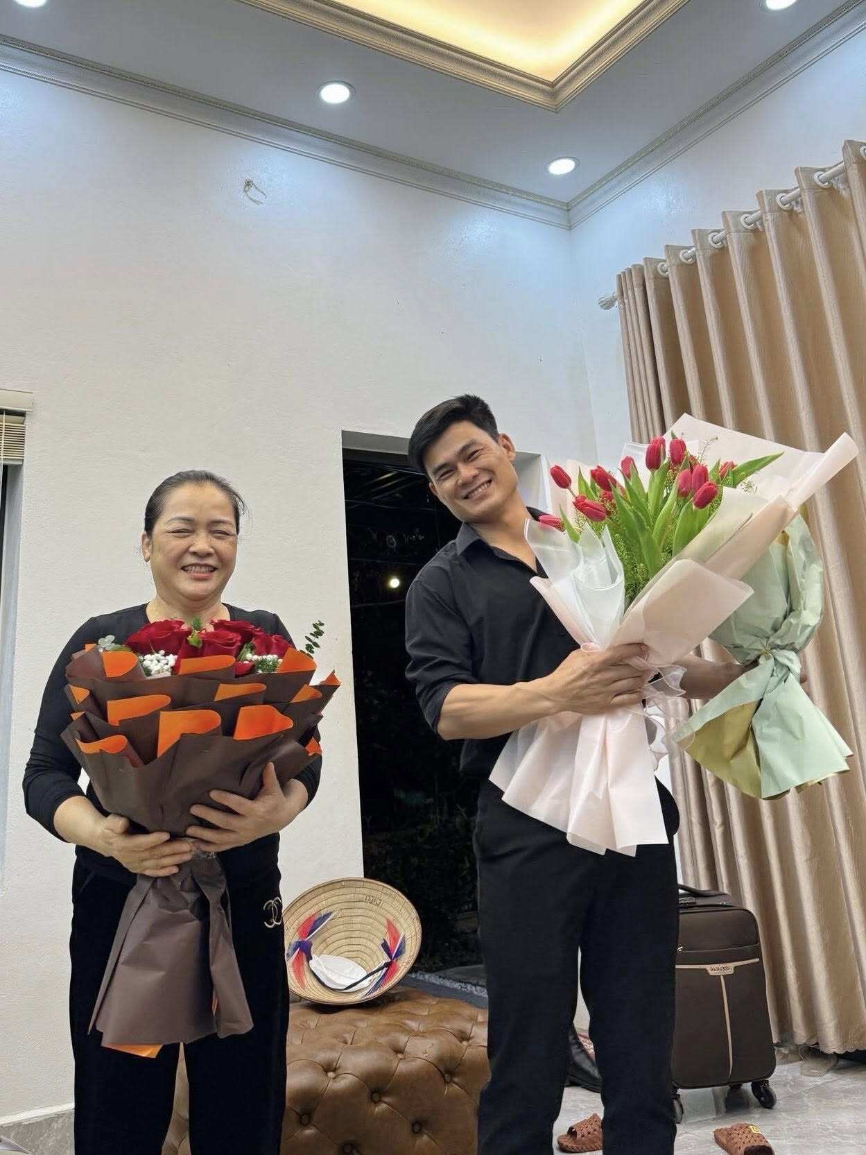 Đại úy Thăng Văn Cương thân thiết bên mẹ ruột của Hòa Minzy.