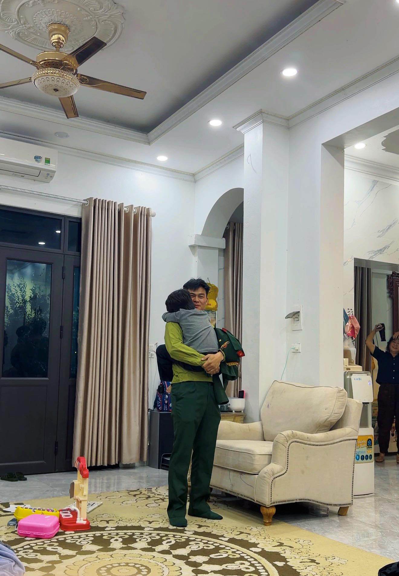 Đại úy Thăng Văn Cương hết mực yêu thương bé Bo như con ruột.