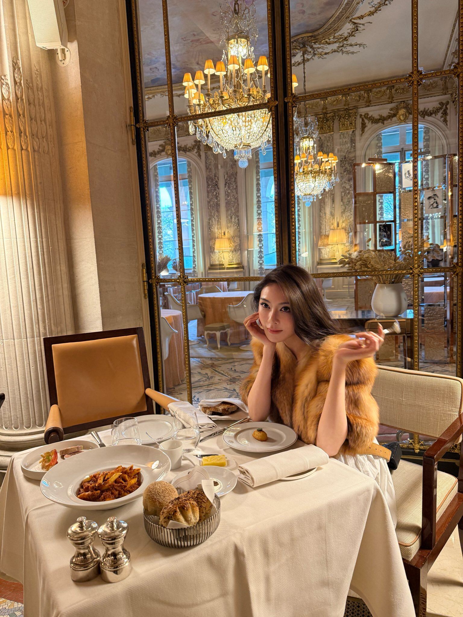 Hot girl Linh Trương có cuộc sống sang chảnh, giàu có ở tuổi 25.