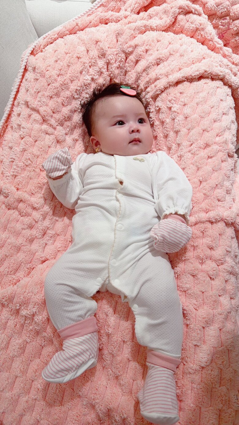 Vợ chồng Phương Lê và Vũ Luân không giấu mặt ái nữ.