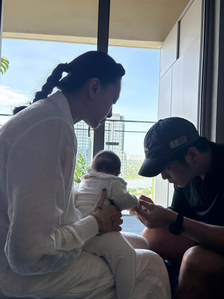 Vợ chồng Ngô Thanh Vân luôn cố gắng chăm sóc con gái trong điều kiện tốt nhất.