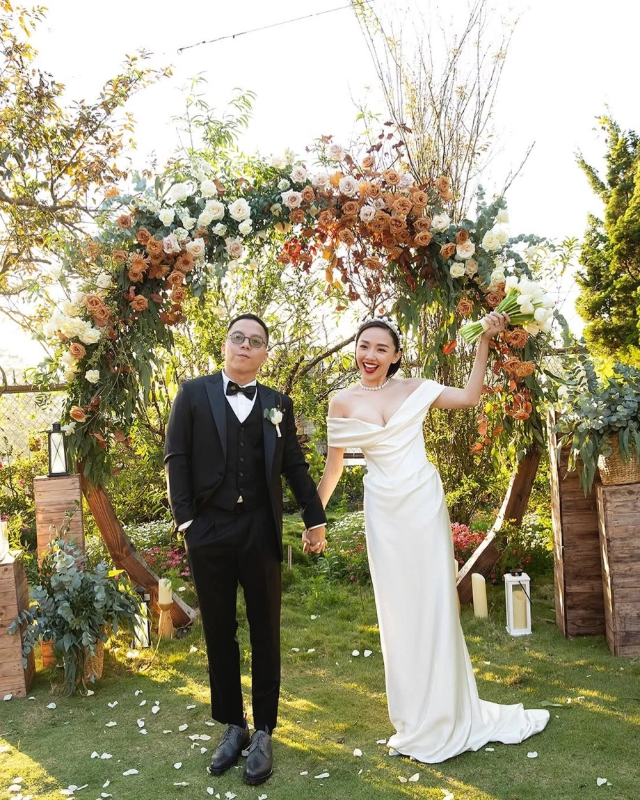 Nữ ca sĩ tổ chức đám cưới nhưng không có sự xuất hiện của mẹ ruột.