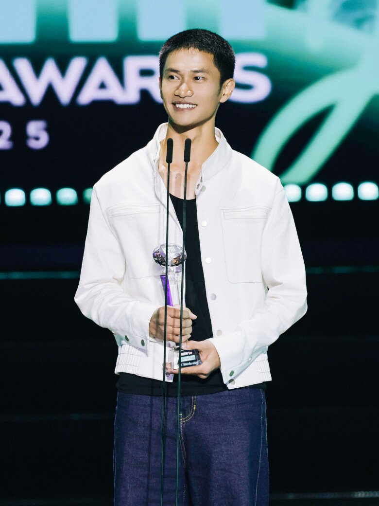 Nguyễn Hùng “bội thu” giải thưởng dịp cuối năm.