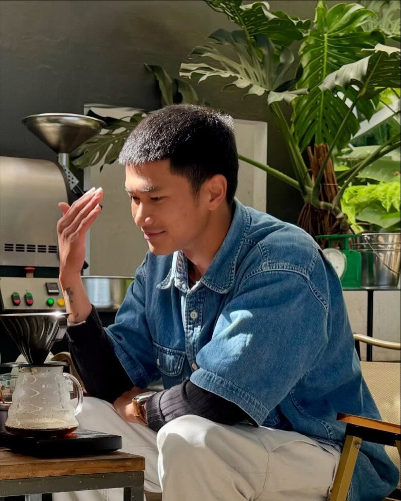 Nguyễn Hùng từ chàng nhân viên phục vụ bỗng bất ngờ bén duyên với nghệ thuật.