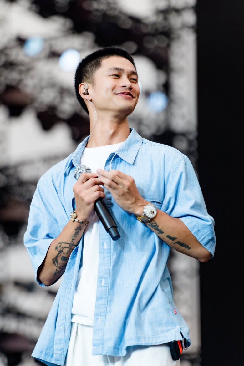 Nguyễn Hùng luôn hướng đến hình ảnh gần gũi, như một người bạn với khán giả.