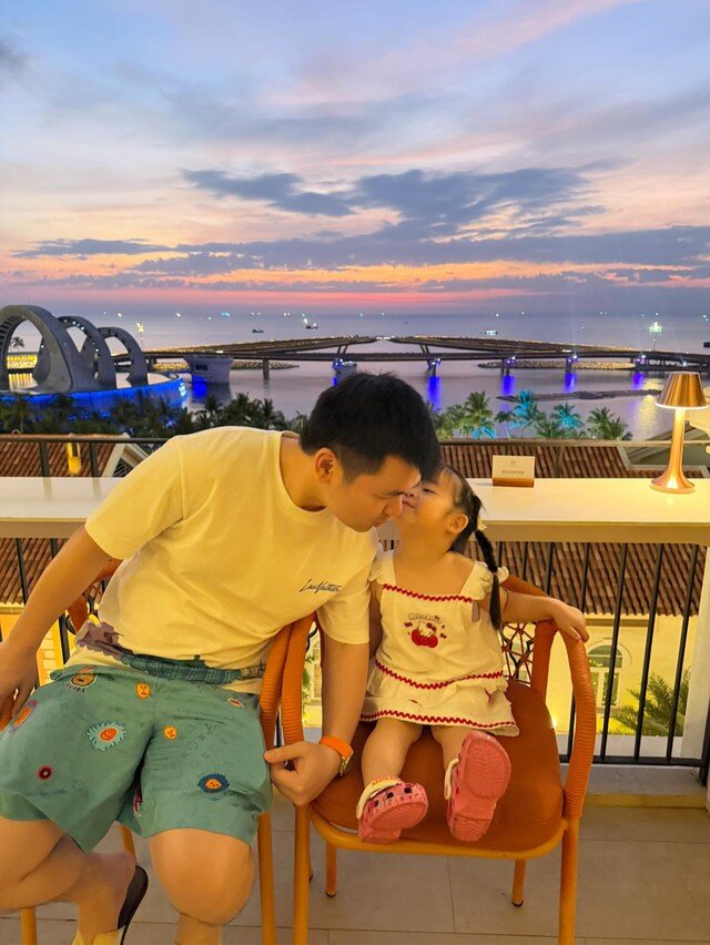 Chủ tịch Đỗ Vinh Quang và ái nữ (Ảnh: FBNV)