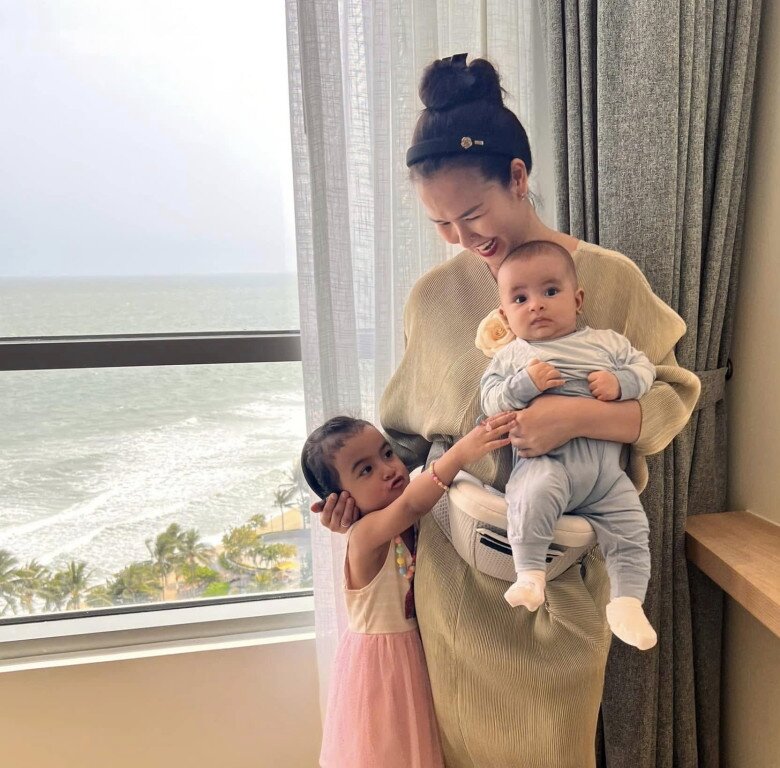 Vợ chồng V&otilde; Hạ Tr&acirc;m thống nhất nu&ocirc;i con theo phương ph&aacute;p thuần chay, cho học tu tập theo đạo Phật