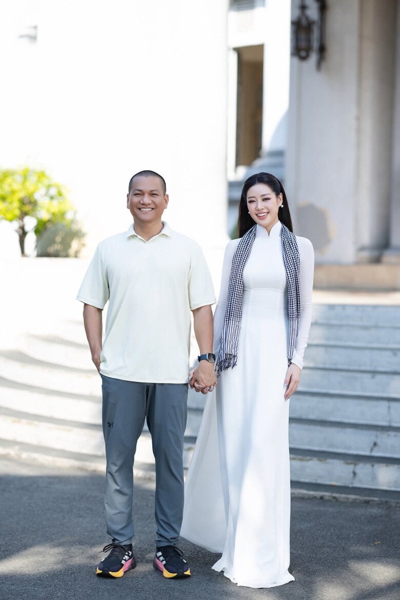 Khánh Vân được ông xã hơn 17 tuổi yêu thương và cưng chiều hết mực.