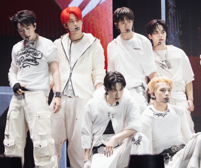 Các thực tập sinh biểu diễn tiết mục Temple trong tập cuối.