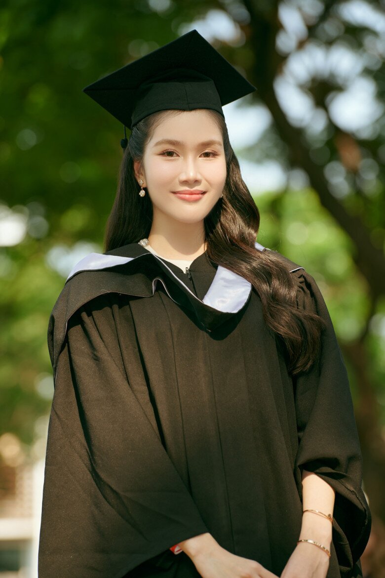 Người đẹp 9X từng tốt nghiệp thủ khoa, đã có bằng Thạc sĩ và đang học lên Tiến sĩ.