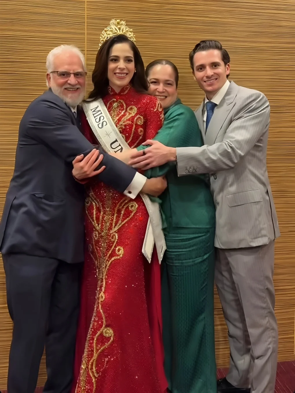 Fatima Bosch xuất thân trong 1 gia đình trâm anh thế phiệt tại Mexico.