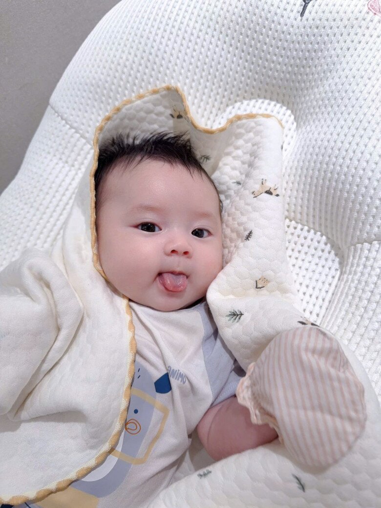 Bé Thụy Yên ngày càng bụ bẫm, đáng yêu hết nấc.