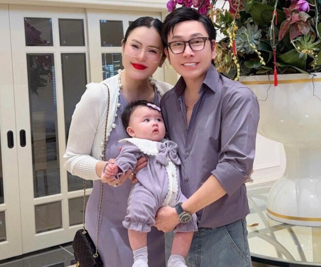 Vợ chồng NSƯT Vũ Luân và Hoa hậu Phương Lê lần đầu cho con gái đi tiệc, lên đồ gia đình cực đồng điệu.