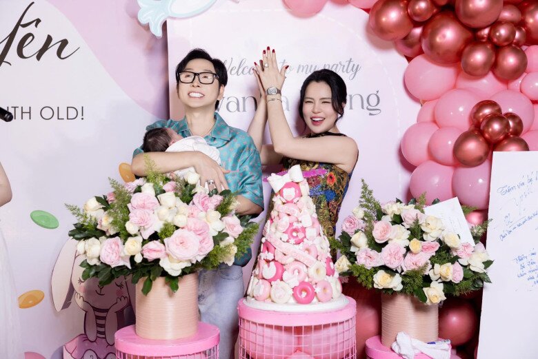 Hoa hậu Phương Lê hạnh phúc khi thấy ông xã chăm sóc con khéo léo, bằng cả tình yêu thương.