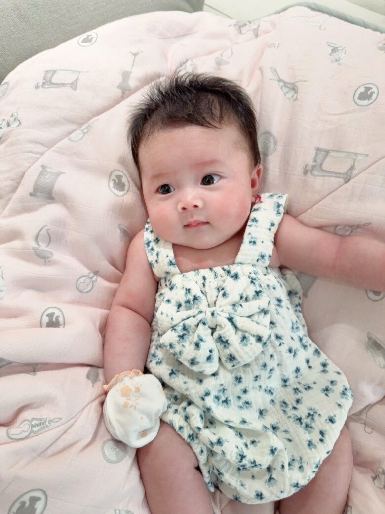 Vợ chồng Phương Lê và Vũ Luân thoải mái chia sẻ hình ảnh của nhóc tì lên mạng xã hội.