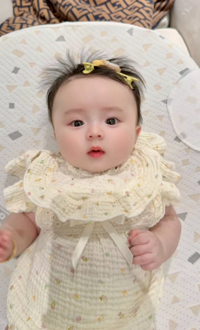Bé Kẹo được nhận xét xinh xắn, đáng yêu như búp bê.