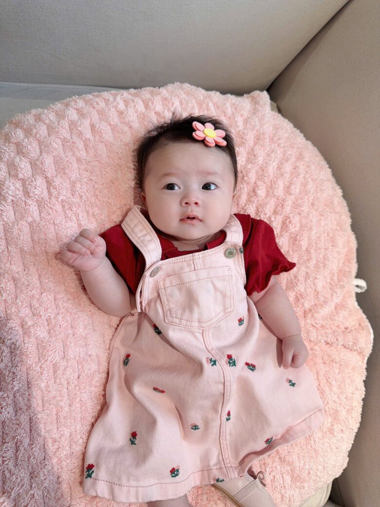 Nhờ được bố mẹ nuôi khéo, bé Kẹo phát triển tốt và ngày càng bụ bẫm.