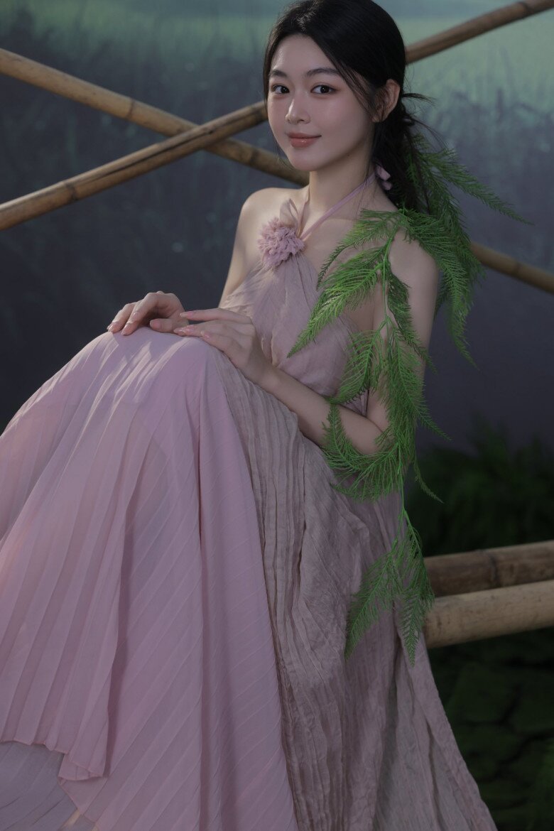 Lọ Lem từng không ít lần bị khán giả “xúi” đi thi hoa hậu.