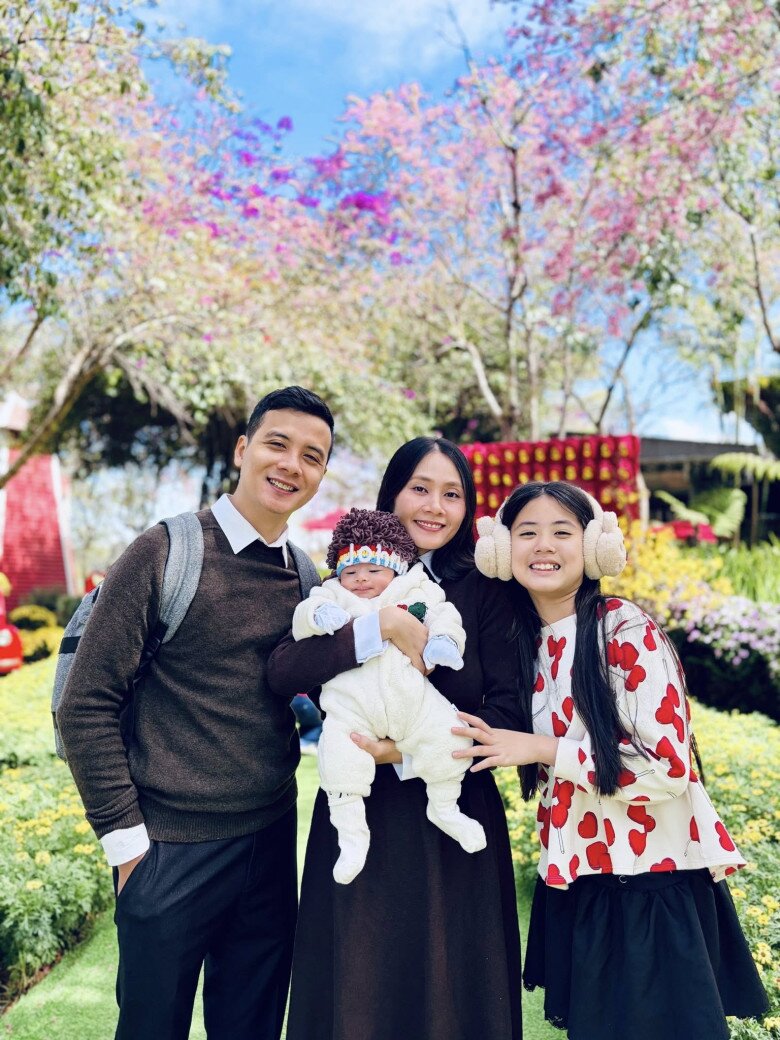 Bé Grammy ủng hộ mẹ đi thêm bước nữa, thân thiết với bố dượng.