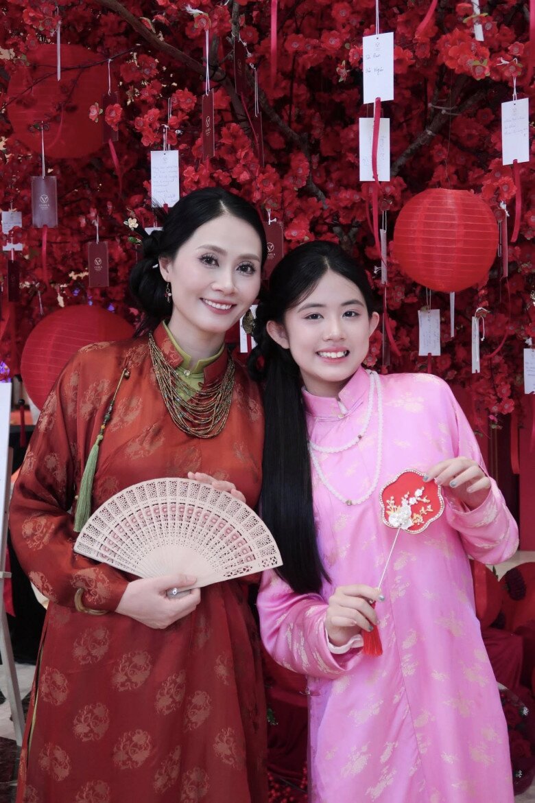 Bé Grammy góp nhặt hết nét đẹp của bố mẹ, ngày càng thanh tú và khả ái.