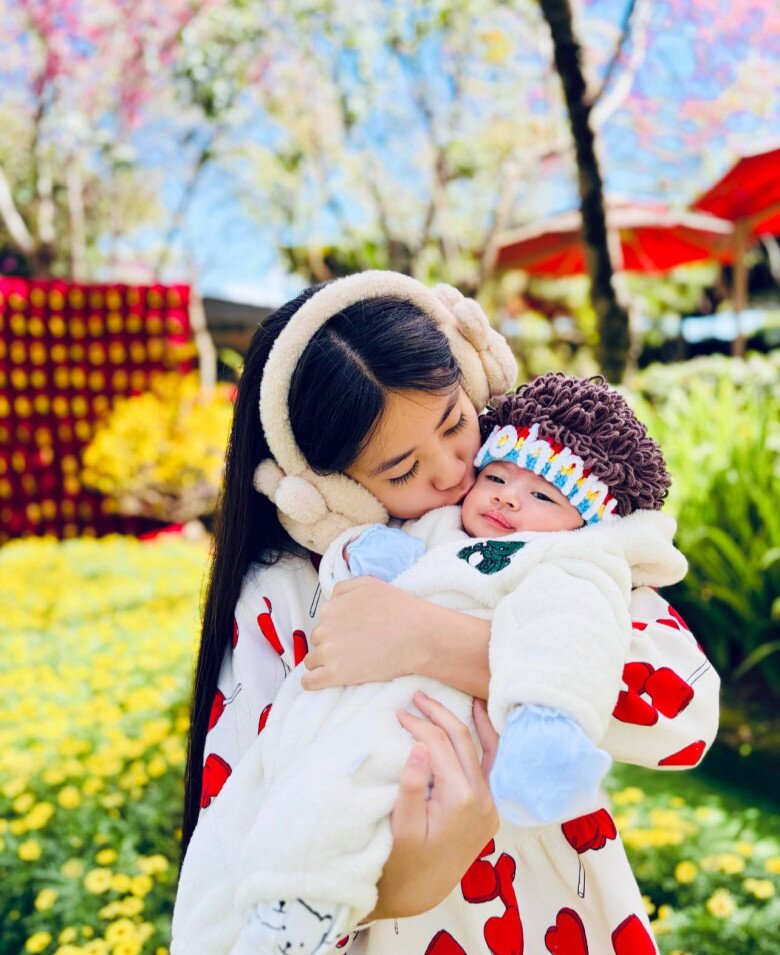 Bé Grammy ra dáng chị cả, yêu thương và chăm sóc em trai chung nửa huyết thống.