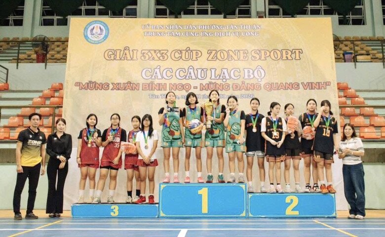 Con gái Bình Minh (áo xanh ôm bóng) cùng đồng đội giành chức vô địch ở giải đấu bóng rổ.