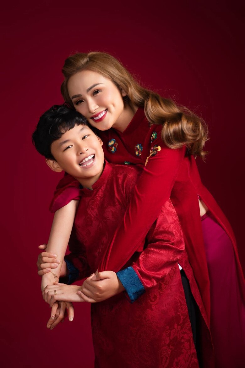 Bé Noah là con trai của Hoa hậu Diễm Hương và chồng cũ.