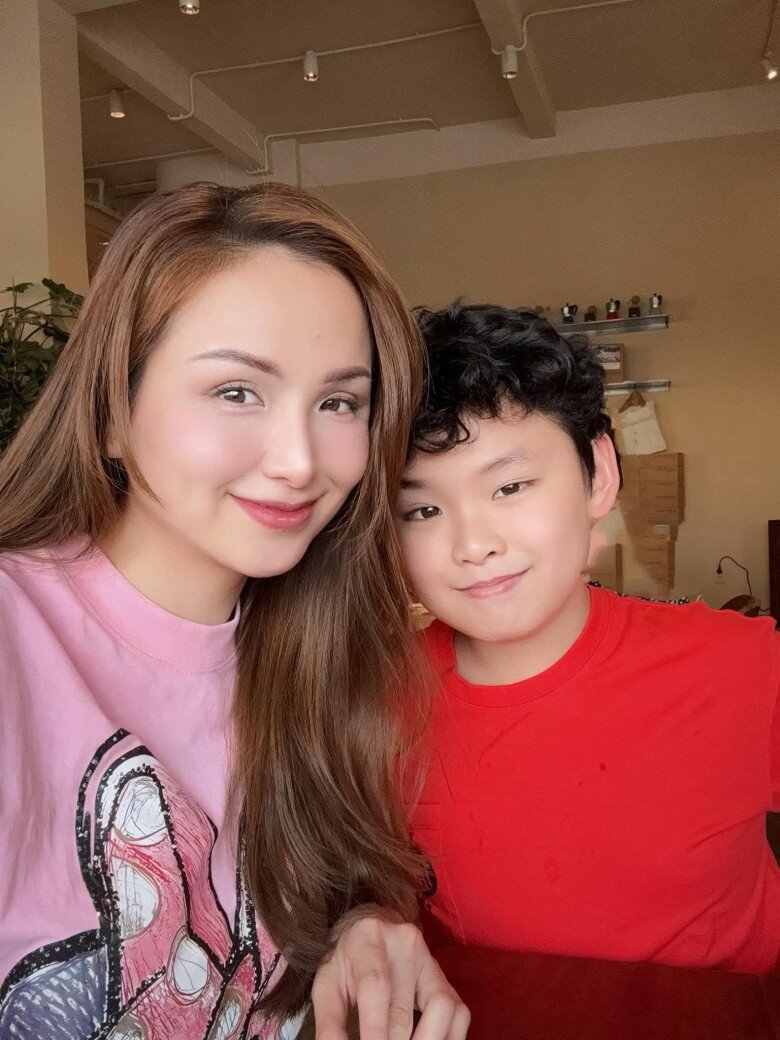 Nàng hậu đưa theo con trai đi định cư ở Canada, Noah sớm thích nghi với môi trường mới.