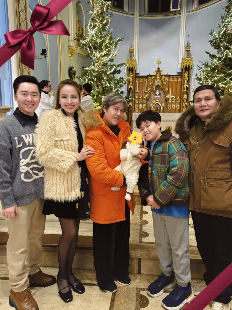 Bố mẹ ruột của Diễm Hương sang Canada chăm sóc con gái.